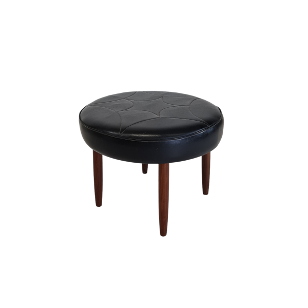 Rund skammel med dekorationssyninger | Dansk design | Teak & sort kunstlæder