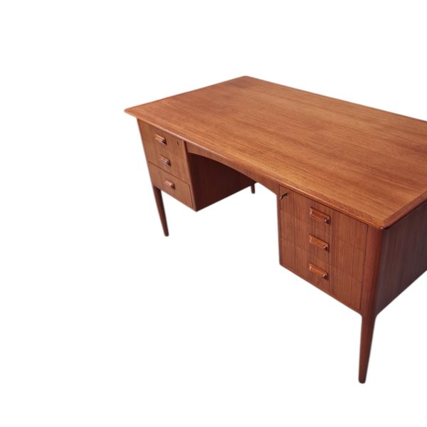 Fritstående skrivebord med 6 skuffer | Dansk design | Teak