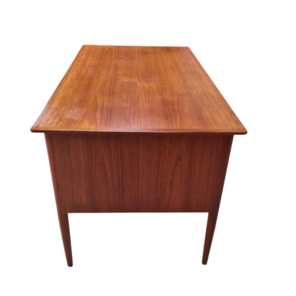 Fritstående skrivebord med 6 skuffer | Dansk design | Teak