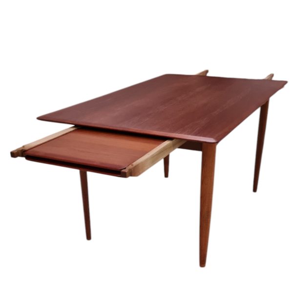 Spisebord med 2 skjulte tillægsplader | Dansk design | Slagelse Møbelværk | Teak og eg
