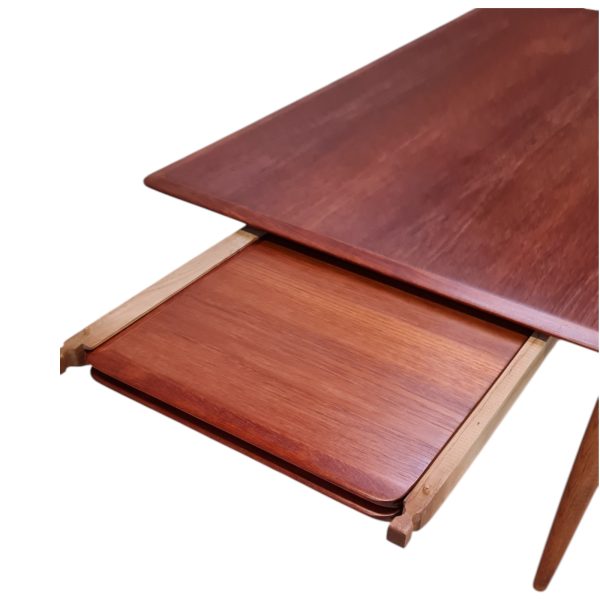 Spisebord med 2 skjulte tillægsplader | Dansk design | Slagelse Møbelværk | Teak og eg