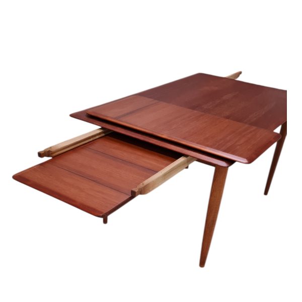 Spisebord med 2 skjulte tillægsplader | Dansk design | Slagelse Møbelværk | Teak og eg