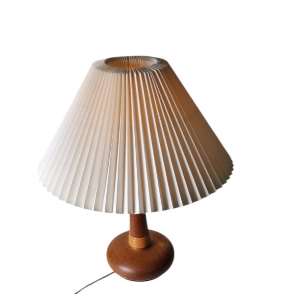 Bordlampe med plisseret skærm | Dansk design | Teak