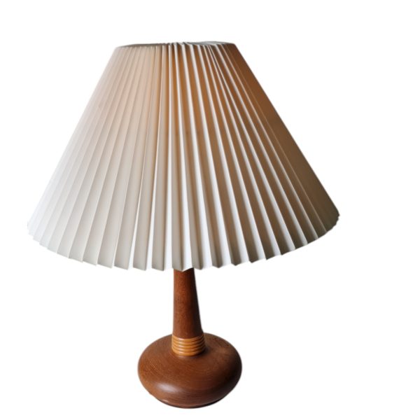 Bordlampe med plisseret skærm | Dansk design | Teak