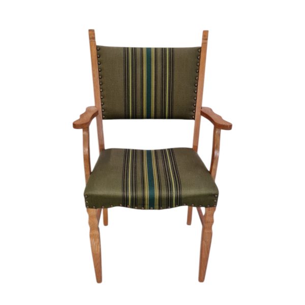 Armstol med udskæringer | Dansk design | Eg og uldstof