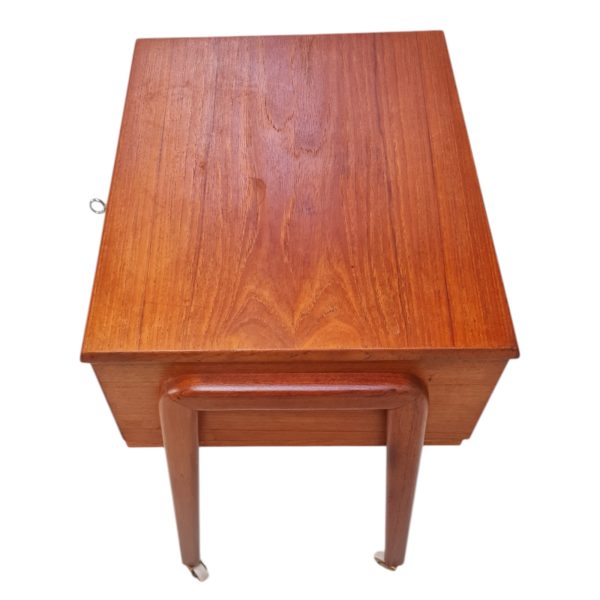Sybord med garnkurv og to skuffer | Dansk design | Teak