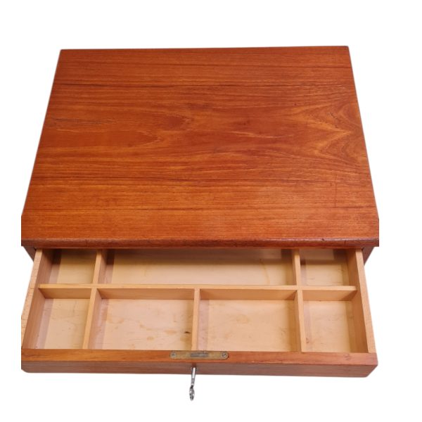 Sybord med garnkurv og to skuffer | Dansk design | Teak