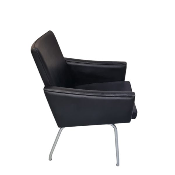 Lænestol model AP 57 | Hans J. Wegner | AP stolen | Kunstlæder & stål