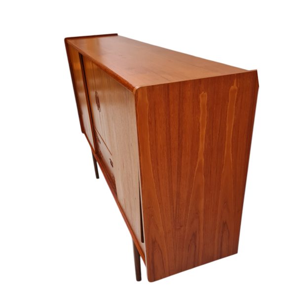 Skænk med fire låger og bar inddeling | Dansk design | Teak