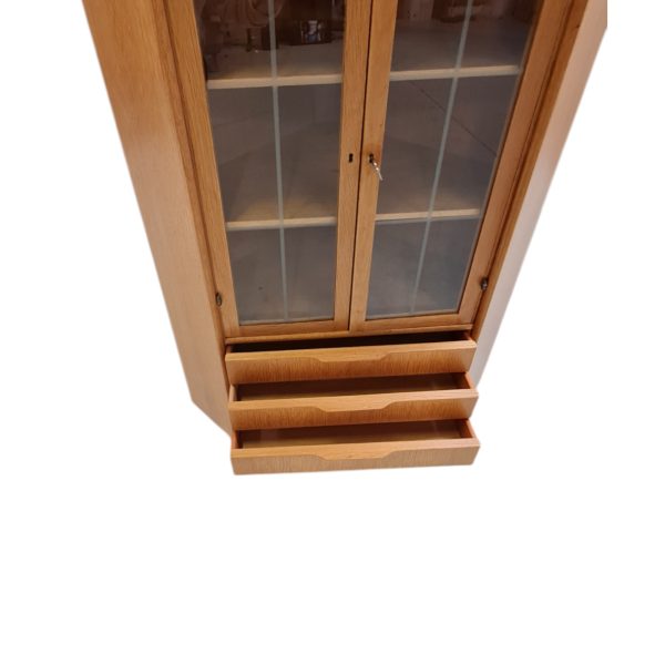 Hjørneskab med 4 skuffer og to låger med glas | Dansk design | Eg