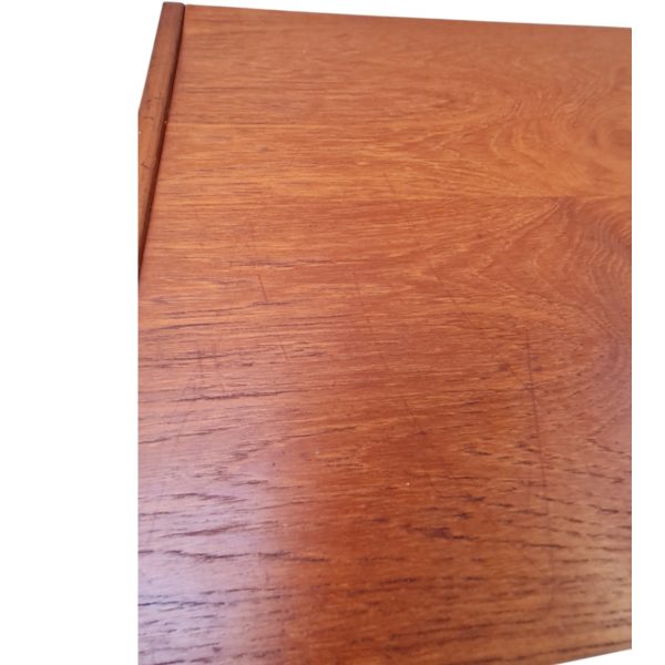 Lille skab med to skydelåger | Dansk design | Teak
