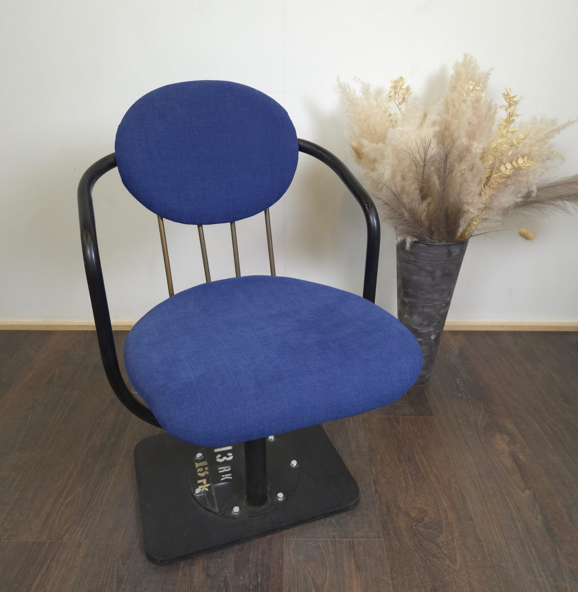 Når møbler har en historie, mærkes det i hver detalje. PH’s teatersæde fra 1959 emmer af kulturarv, fortællinger og dansk design. Et sjældent fund – og vi har kun ét tilbage