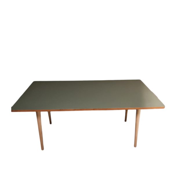 Funktionelt og stilrent multibord i dansk design