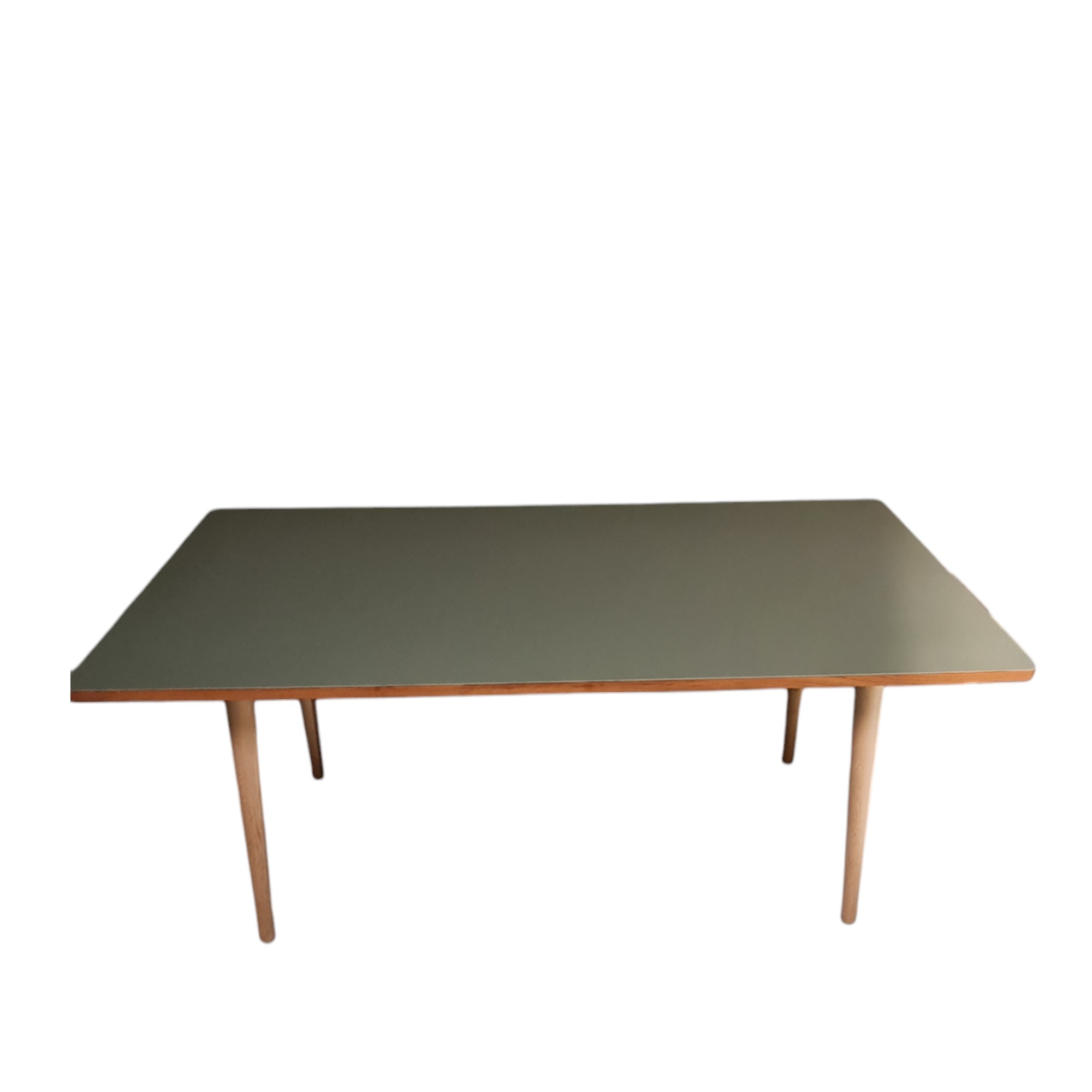 Funktionelt og stilrent multibord i dansk design