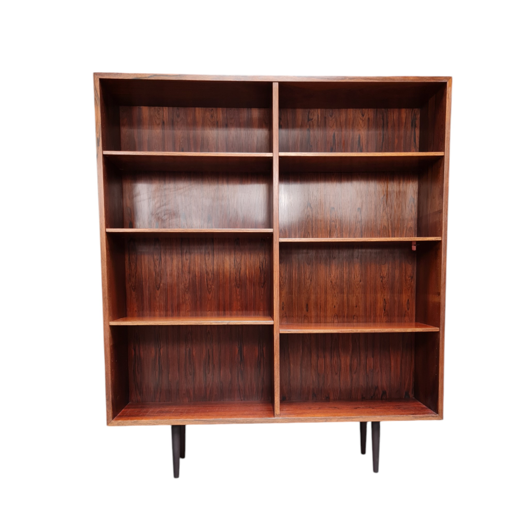 Tidløs og funktionel bogreol designet af Gunni Omann i 1960’erne