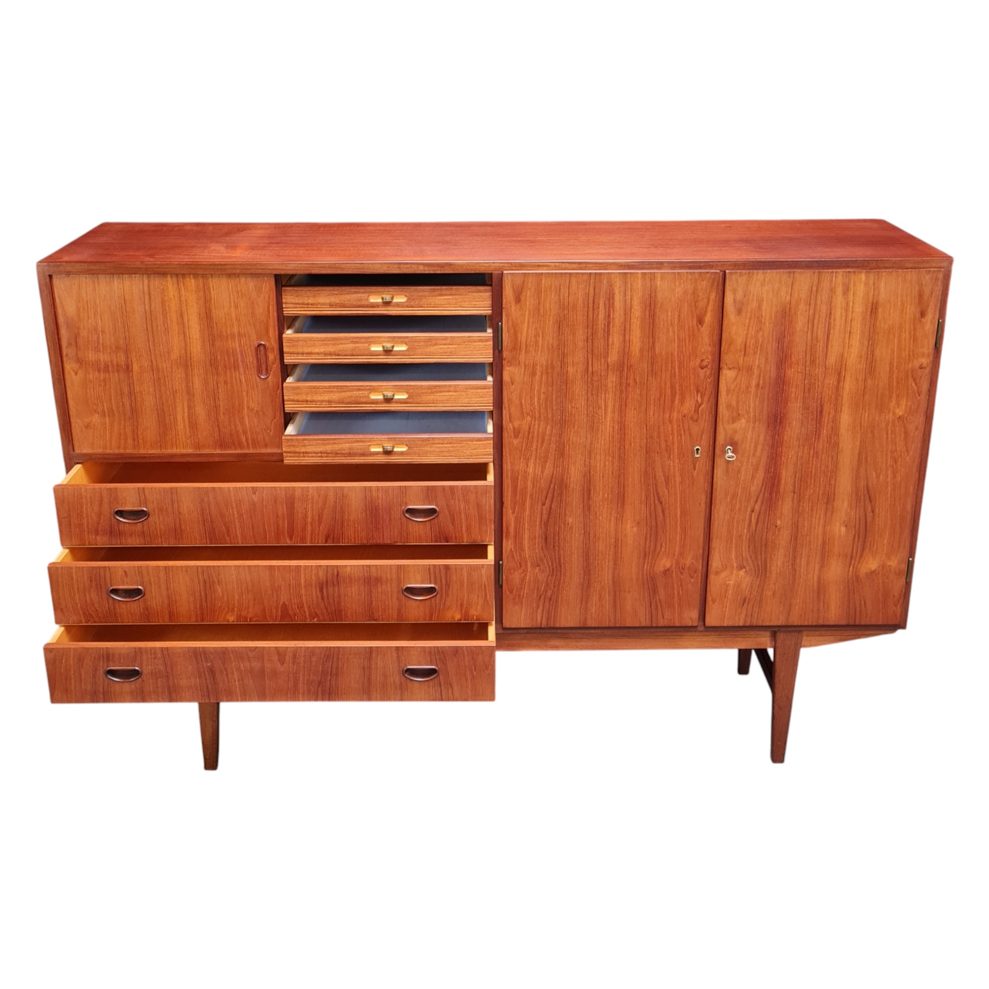 Skænk med 2 skydelåge, 2 almindelige låger samt 3 skuffer | Dansk design | Teak