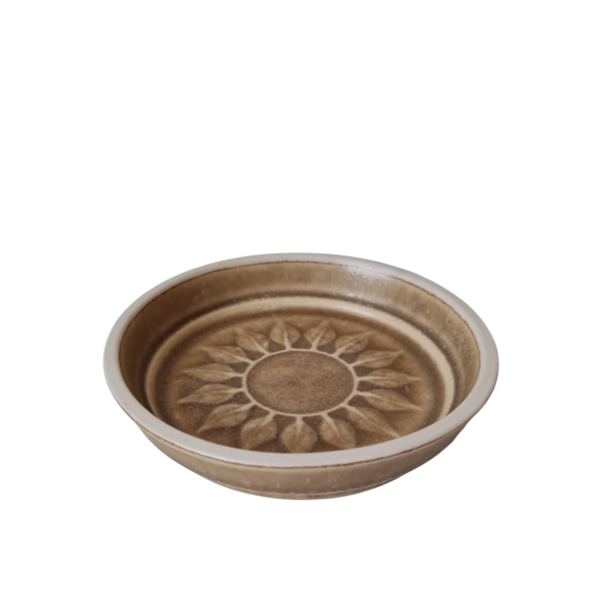 Lille asiet med kant fra stellet Relief | Jens Harald Quistgaard | Nissen, Kronjyden | Stentøj