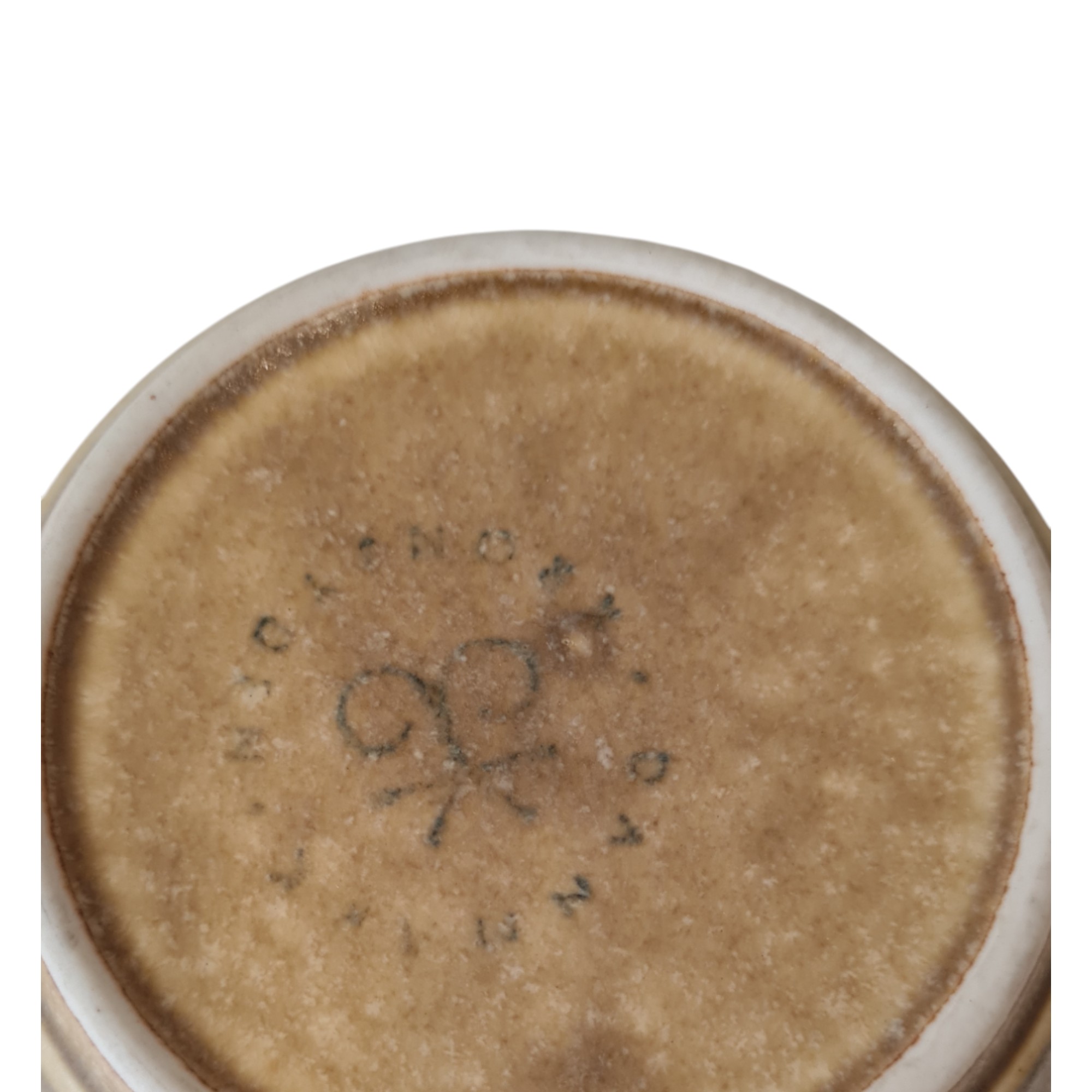 Lille asiet med kant fra stellet Relief | Jens Harald Quistgaard | Nissen, Kronjyden | Stentøj