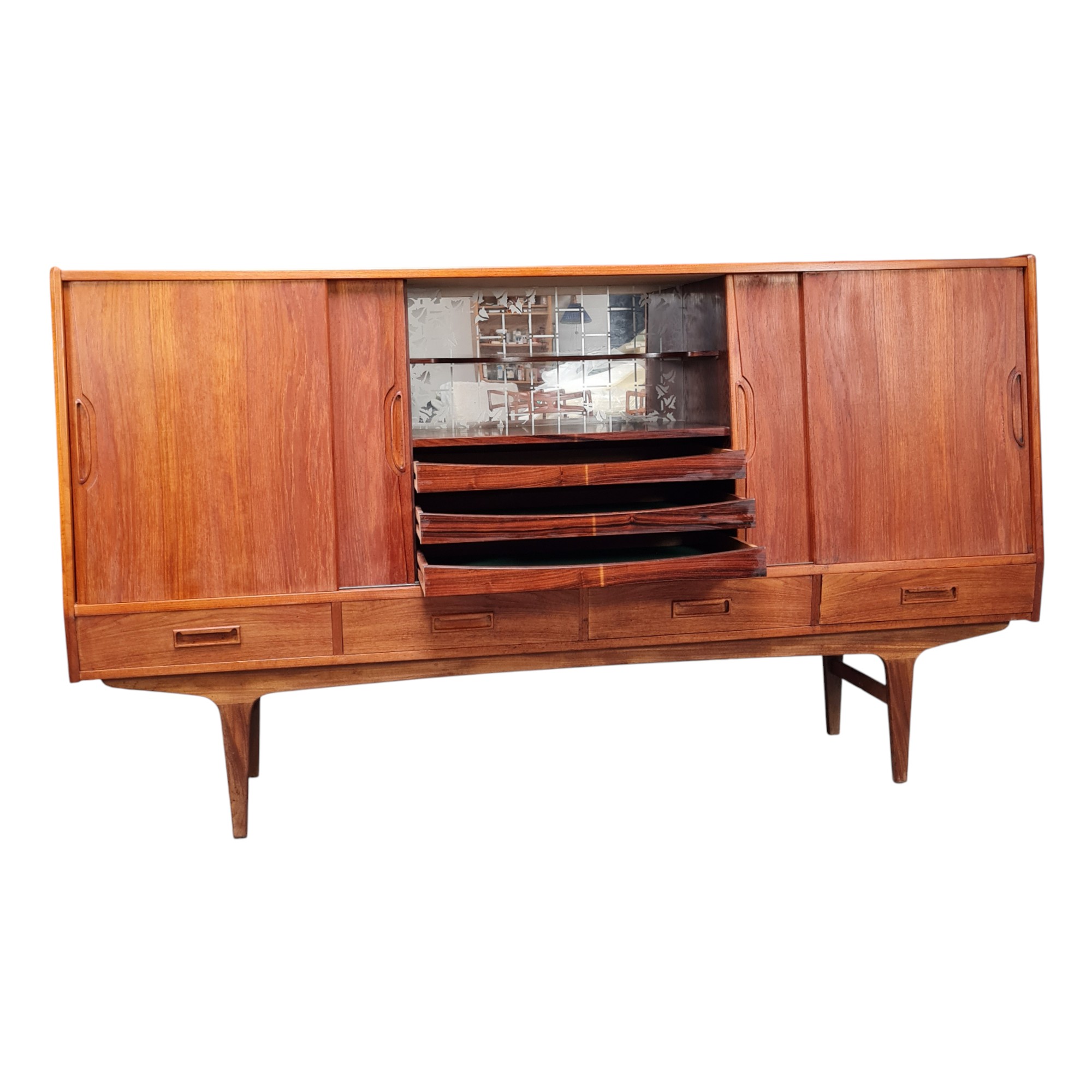 Stor skænk med 4 skydelåger og 4 skuffer | Dansk design | Teak