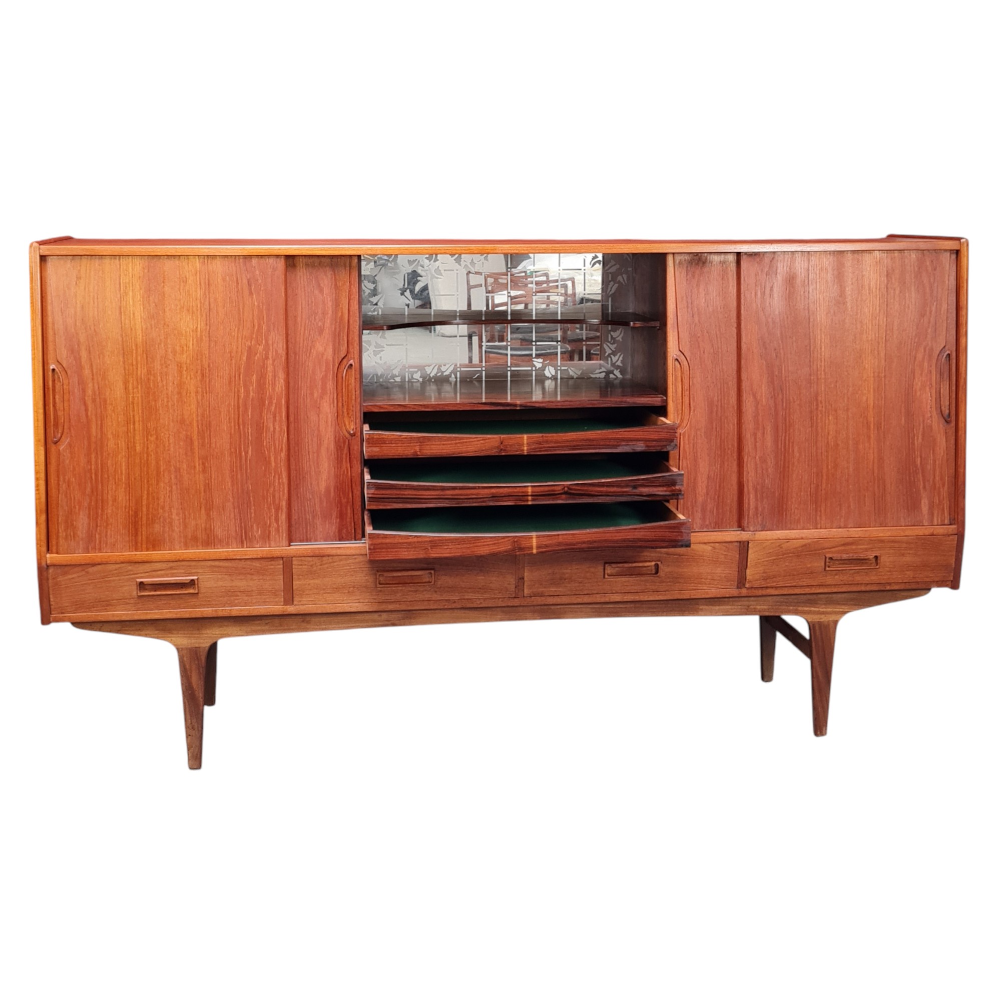 Stor skænk med 4 skydelåger og 4 skuffer | Dansk design | Teak