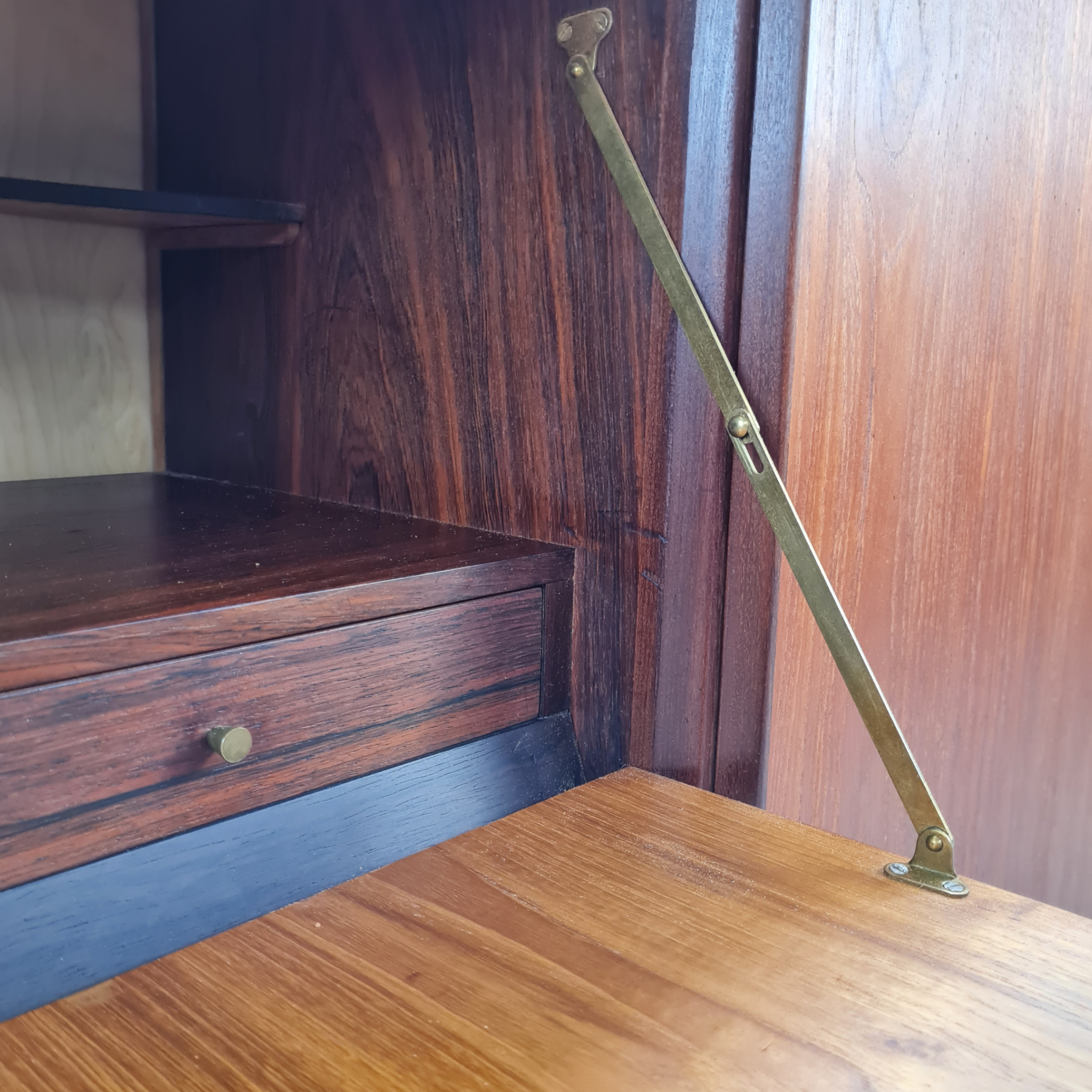 Skænk med to skydelåger tre skuffer samt barskab | Dansk design | Teak