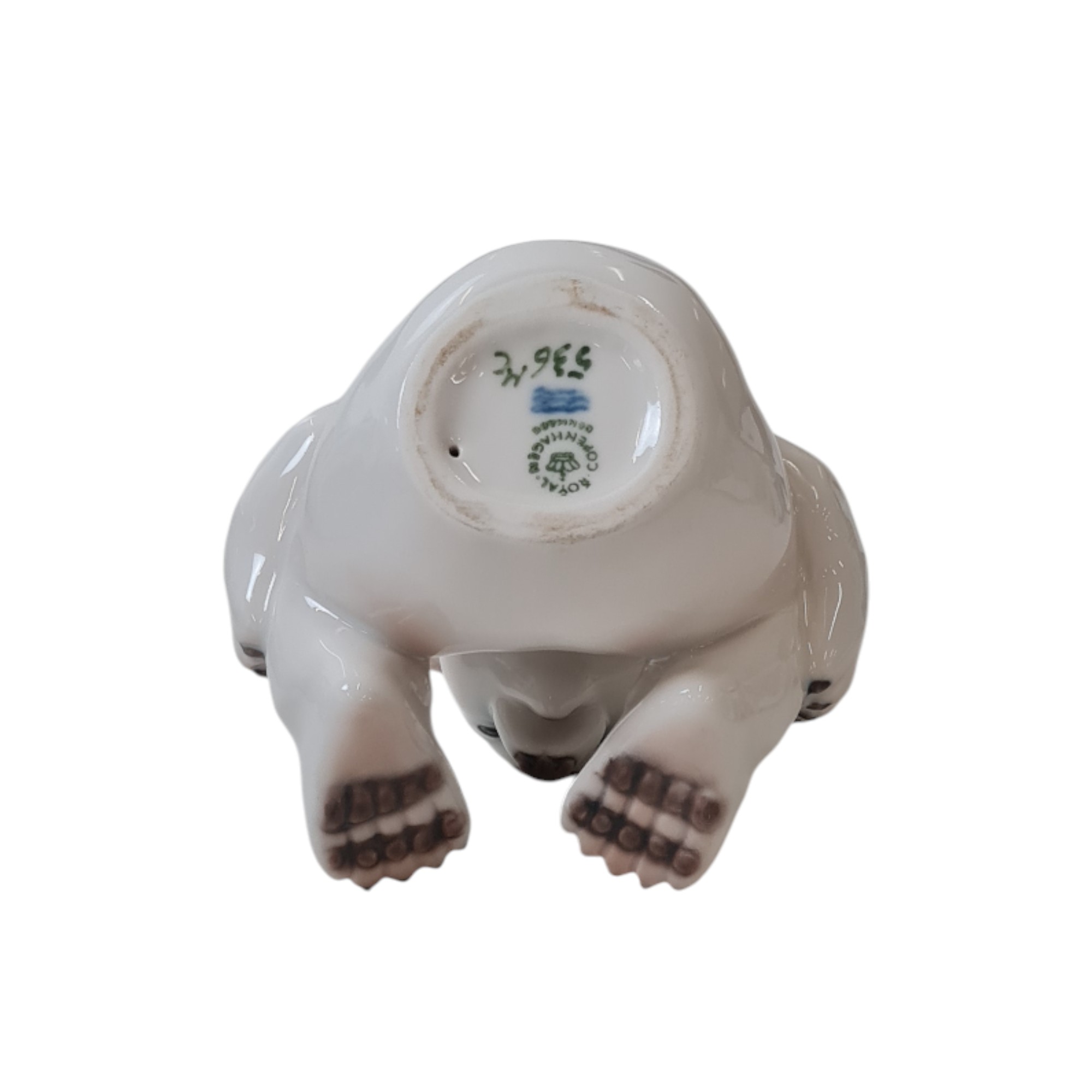 Porcelænsfigur model 536 siddende Isbjørn | Merete Agergaard | Bing & Grøndal